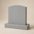 Monument funerar neinscripționat din granit gri, cu placă arcuită și soclu